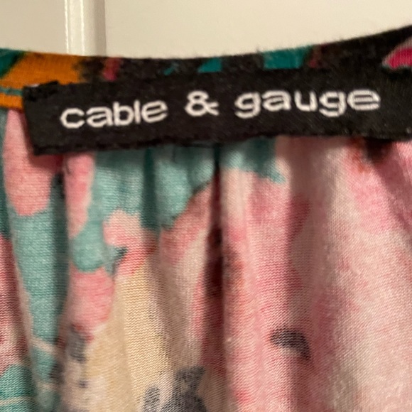 Green top with flowers - Picture 3 of 4